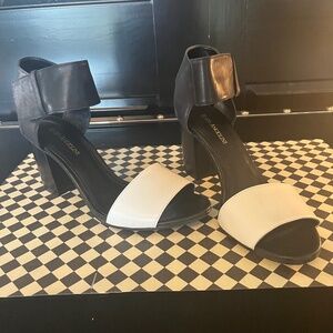 Enzo Angiolini Black White Strappy Sandal Block Heel Size 9.5